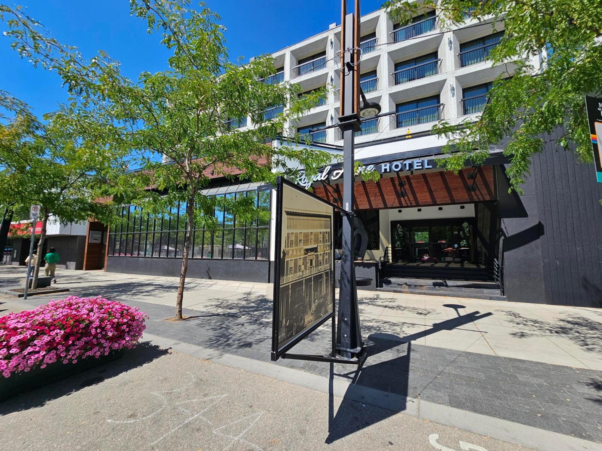 The Royal Anne Hotel Kelowna Exterior foto