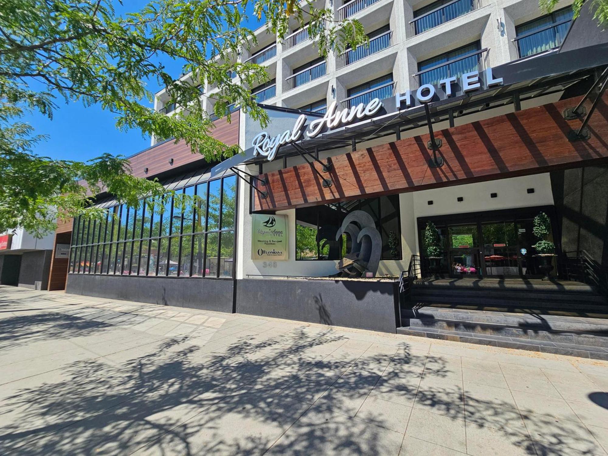 The Royal Anne Hotel Kelowna Exterior foto