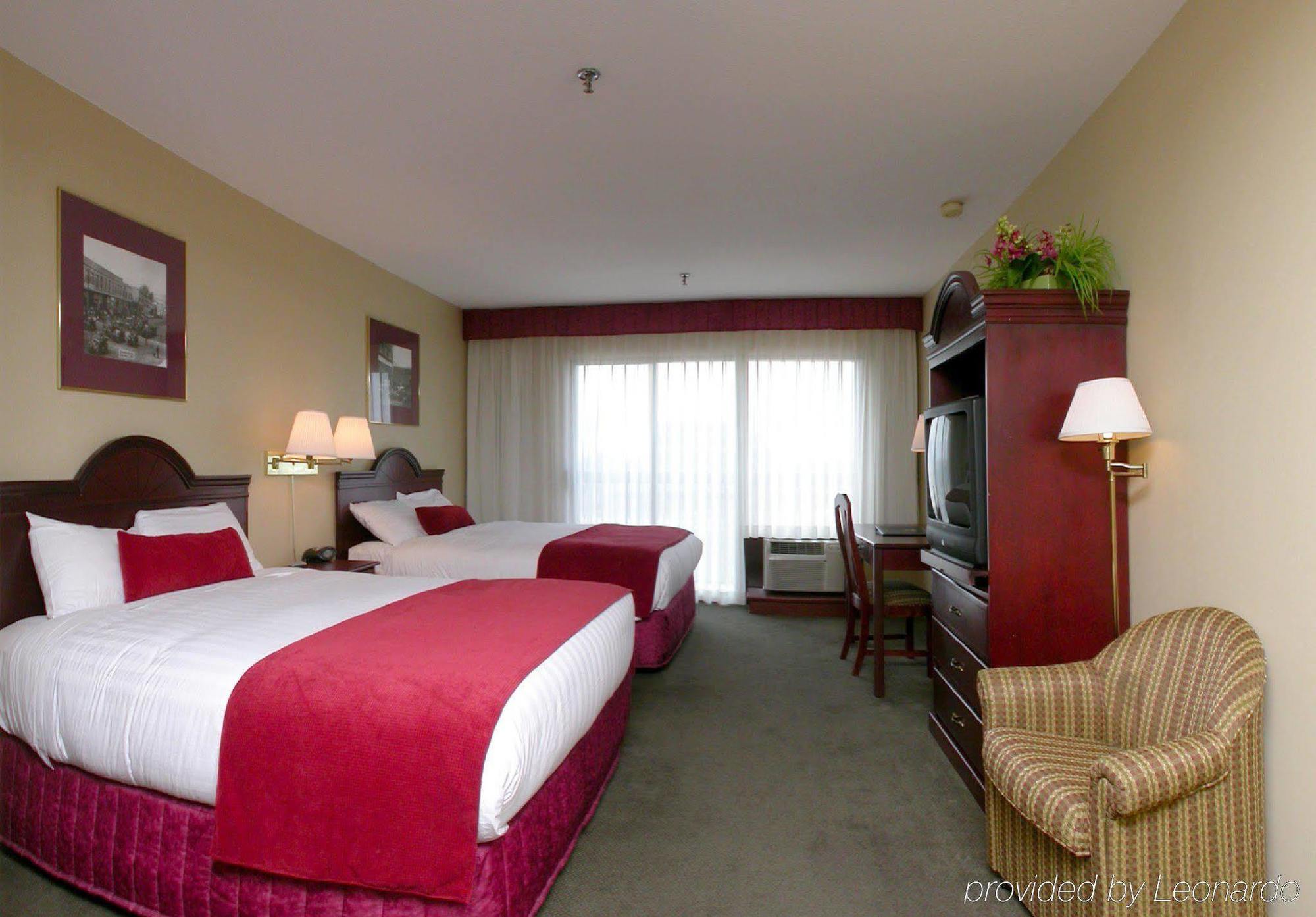 The Royal Anne Hotel Kelowna Exterior foto